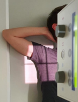 Face – Bras en élévation (faux profil)
